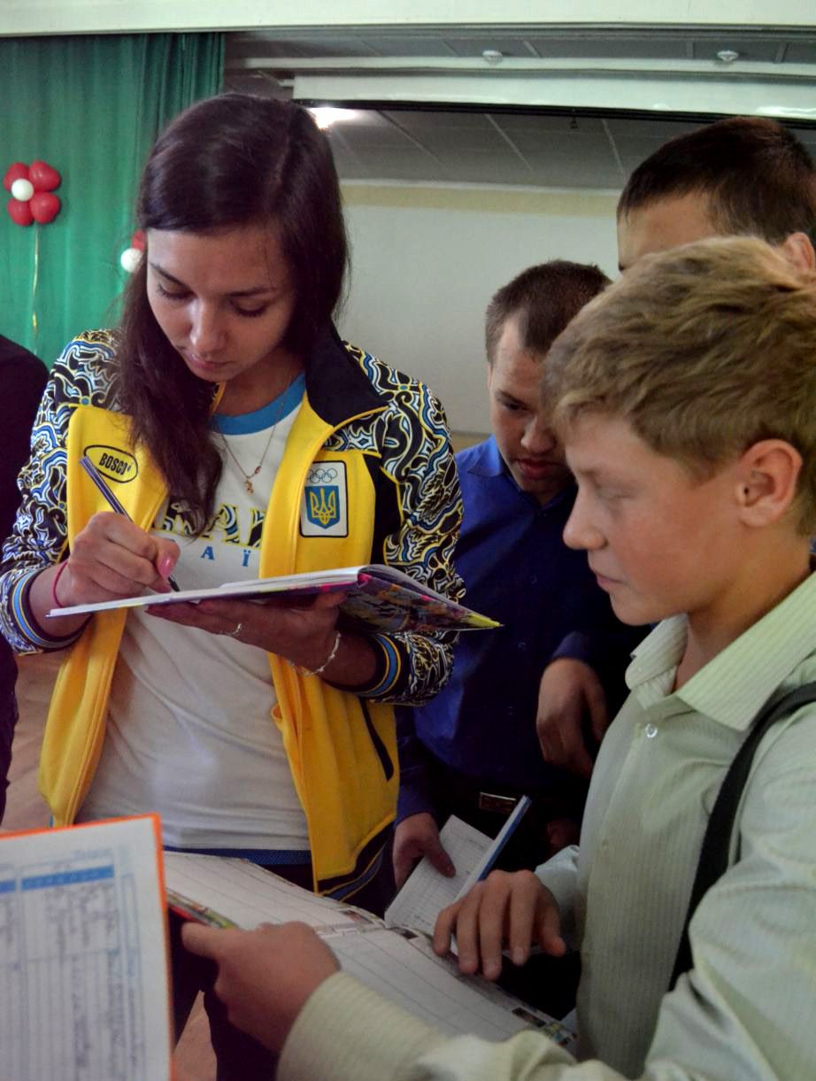 Аліна Логвіненко у донецькій школі.jpg
